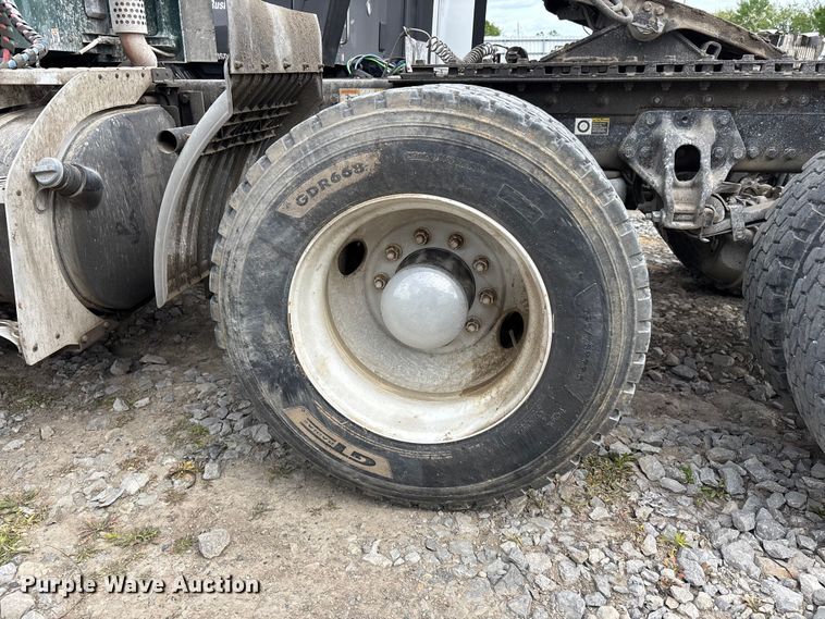 image for item YA3139 2019 Kenworth T680 semi truck