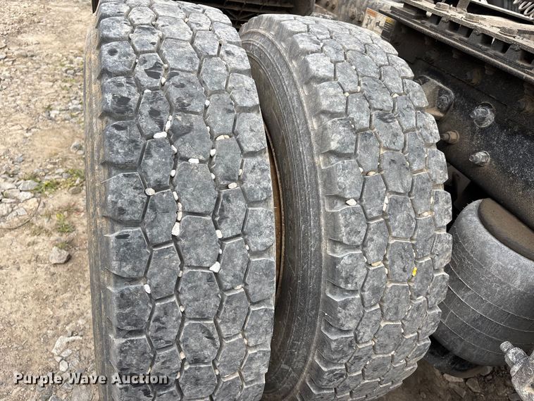 image for item YA3139 2019 Kenworth T680 semi truck