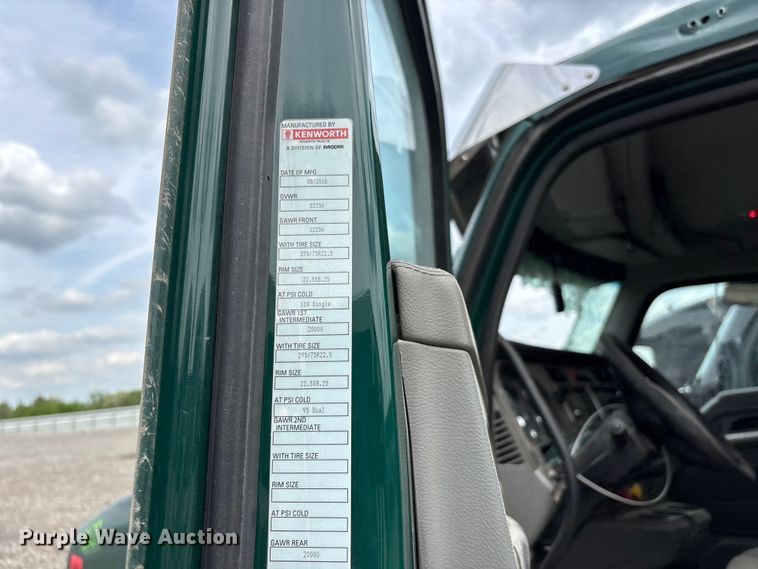 image for item YA3139 2019 Kenworth T680 semi truck