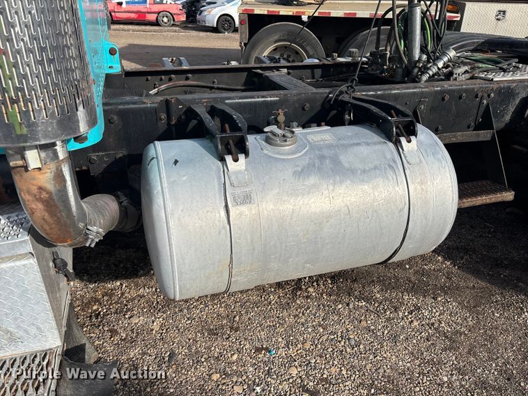 image for item YA3156 2000 Peterbilt 379 semi truck