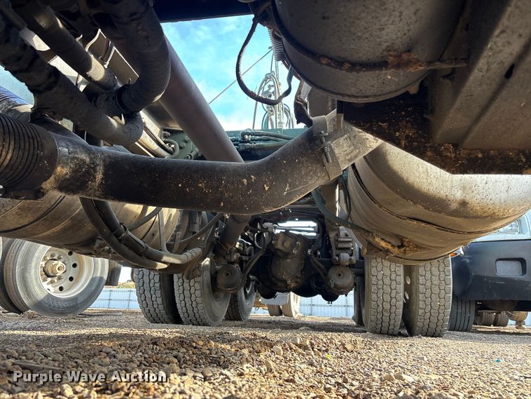 image for item YA3156 2000 Peterbilt 379 semi truck