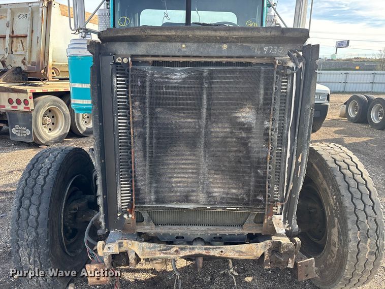 image for item YA3156 2000 Peterbilt 379 semi truck