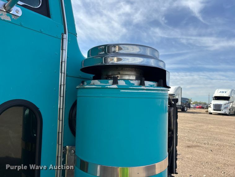 image for item YA3156 2000 Peterbilt 379 semi truck