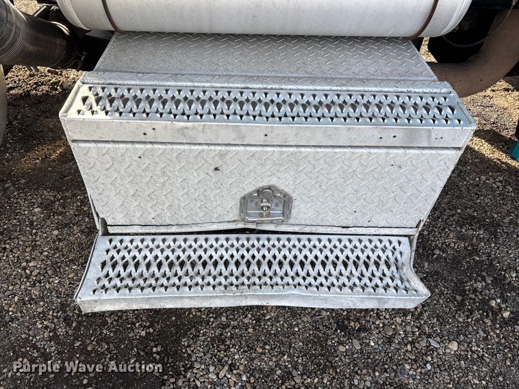 image for item YA3156 2000 Peterbilt 379 semi truck