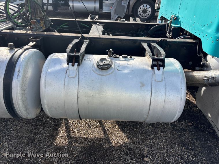 image for item YA3156 2000 Peterbilt 379 semi truck