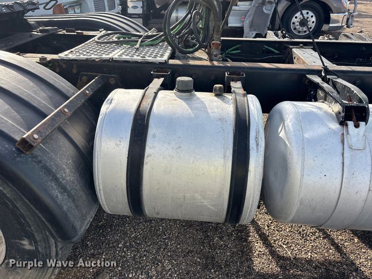 image for item YA3156 2000 Peterbilt 379 semi truck