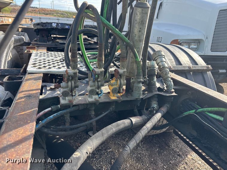 image for item YA3156 2000 Peterbilt 379 semi truck