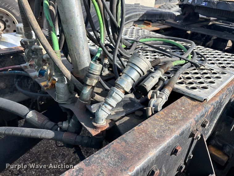 image for item YA3156 2000 Peterbilt 379 semi truck