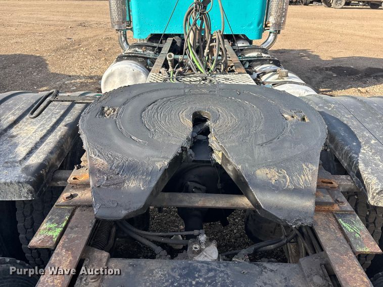 image for item YA3156 2000 Peterbilt 379 semi truck