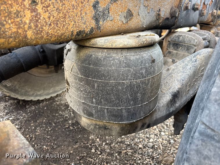 image for item YA3156 2000 Peterbilt 379 semi truck