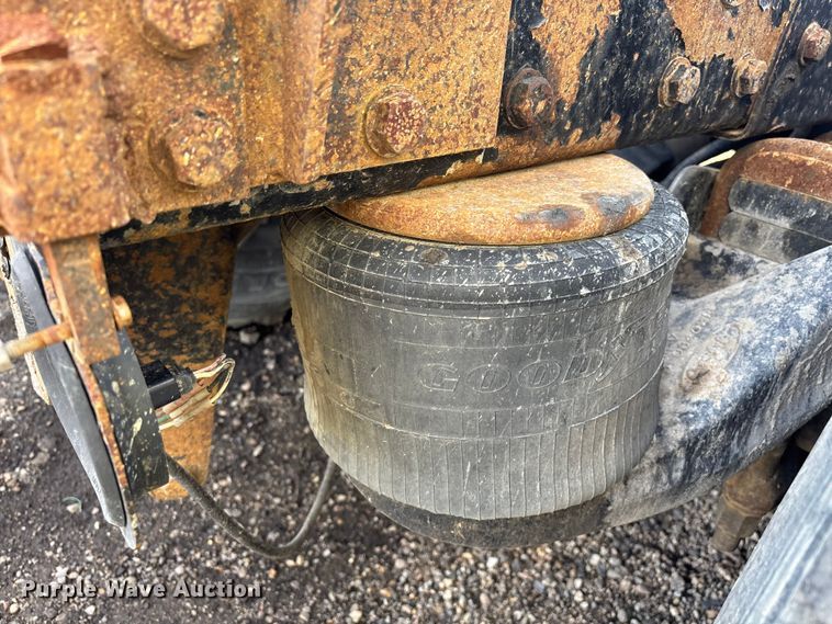 image for item YA3156 2000 Peterbilt 379 semi truck