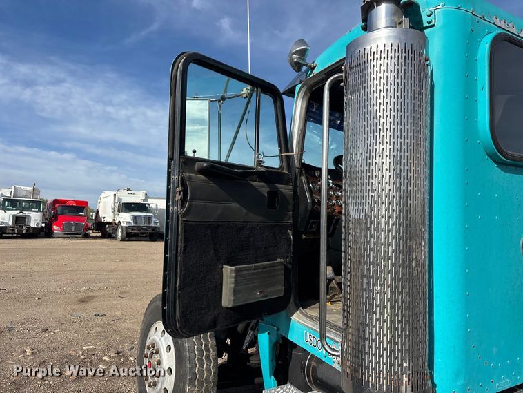 image for item YA3156 2000 Peterbilt 379 semi truck