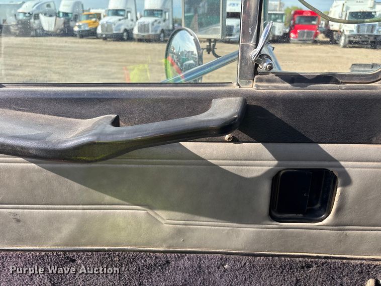 image for item YA3156 2000 Peterbilt 379 semi truck