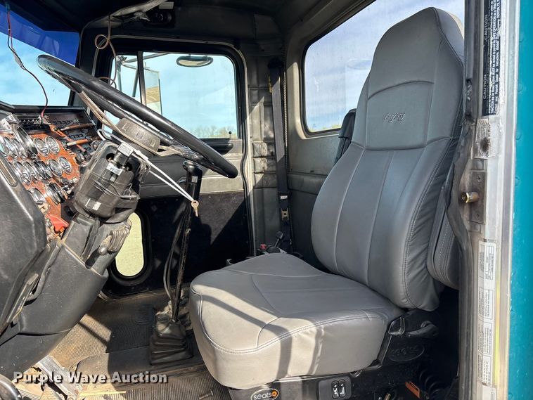 image for item YA3156 2000 Peterbilt 379 semi truck