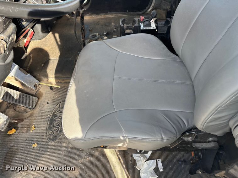 image for item YA3156 2000 Peterbilt 379 semi truck