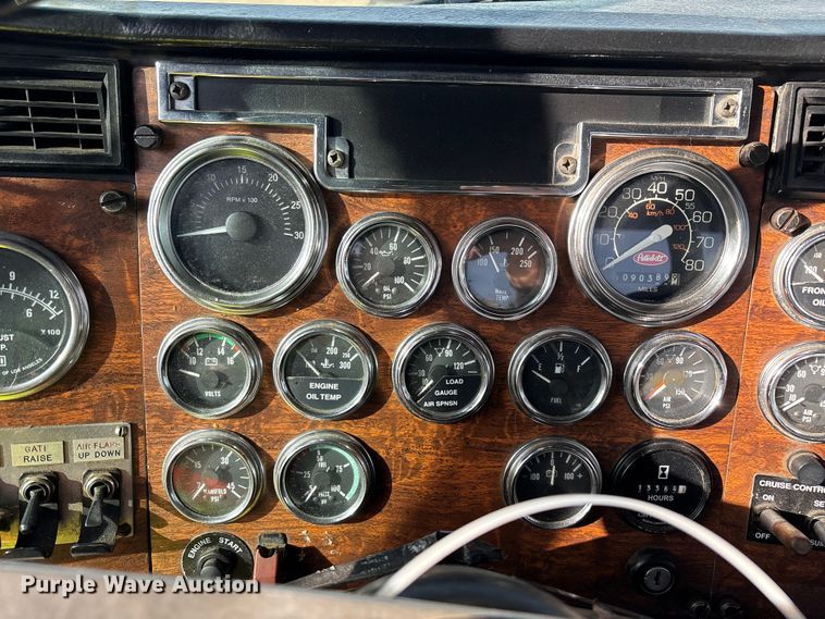 image for item YA3156 2000 Peterbilt 379 semi truck