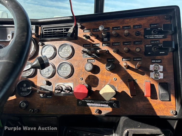 image for item YA3156 2000 Peterbilt 379 semi truck