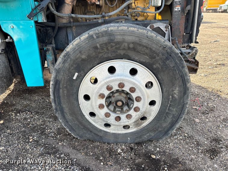 image for item YA3156 2000 Peterbilt 379 semi truck