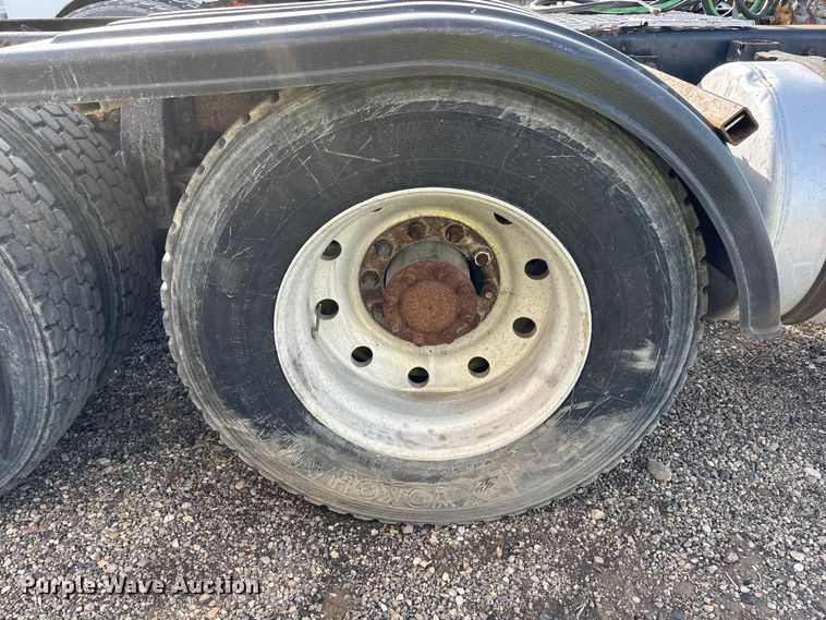 image for item YA3156 2000 Peterbilt 379 semi truck