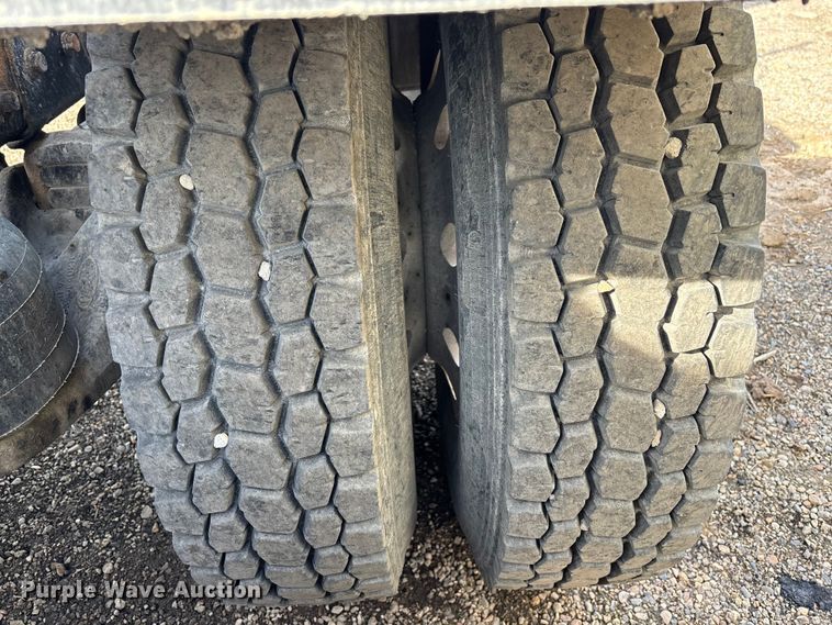 image for item YA3156 2000 Peterbilt 379 semi truck