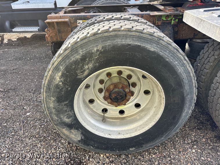 image for item YA3156 2000 Peterbilt 379 semi truck