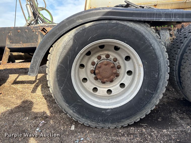 image for item YA3156 2000 Peterbilt 379 semi truck