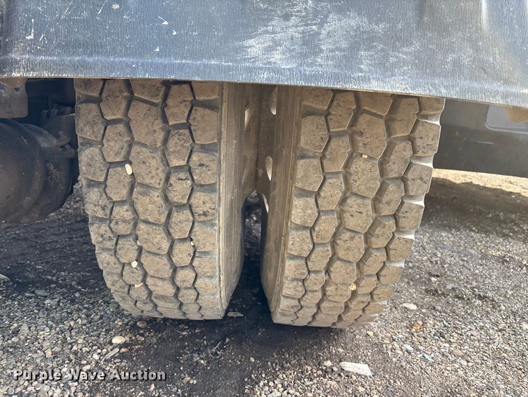 image for item YA3156 2000 Peterbilt 379 semi truck