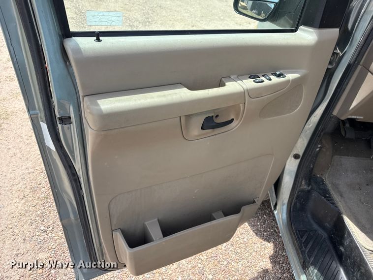 image for item DH1978 2006 Ford E150 van
