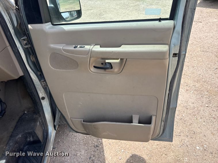 image for item DH1978 2006 Ford E150 van