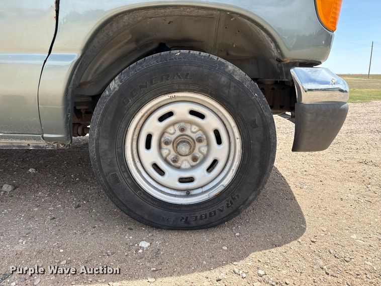 image for item DH1978 2006 Ford E150 van