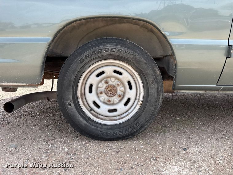 image for item DH1978 2006 Ford E150 van