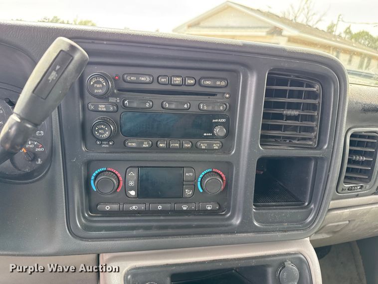 image for item DH1979 2004 Chevrolet Tahoe SUV