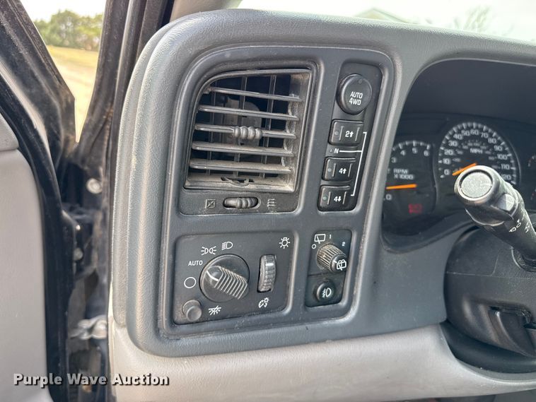image for item DH1979 2004 Chevrolet Tahoe SUV