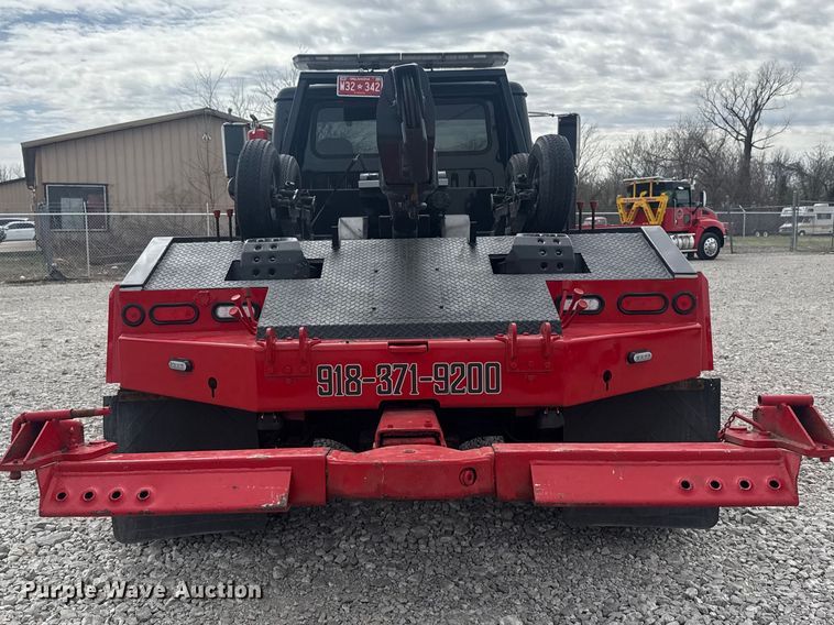 image for item DO8481 1997 International 4700 tow truck