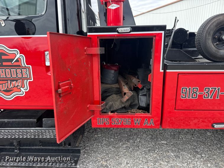 image for item DO8481 1997 International 4700 tow truck