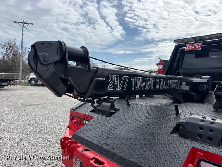 image for item DO8481 1997 International 4700 tow truck