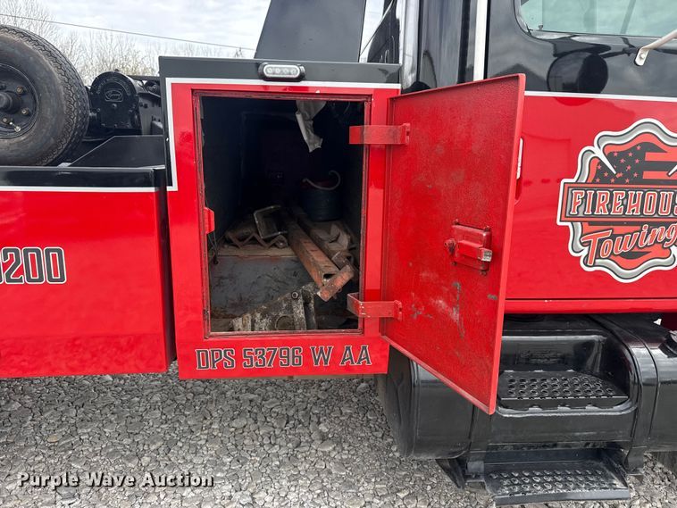 image for item DO8481 1997 International 4700 tow truck