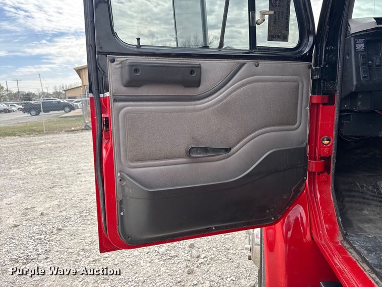 image for item DO8481 1997 International 4700 tow truck