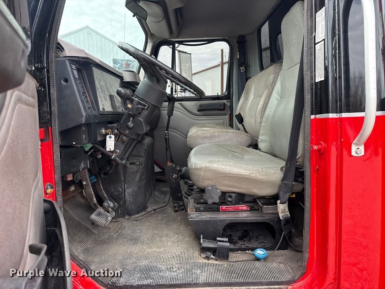 image for item DO8481 1997 International 4700 tow truck