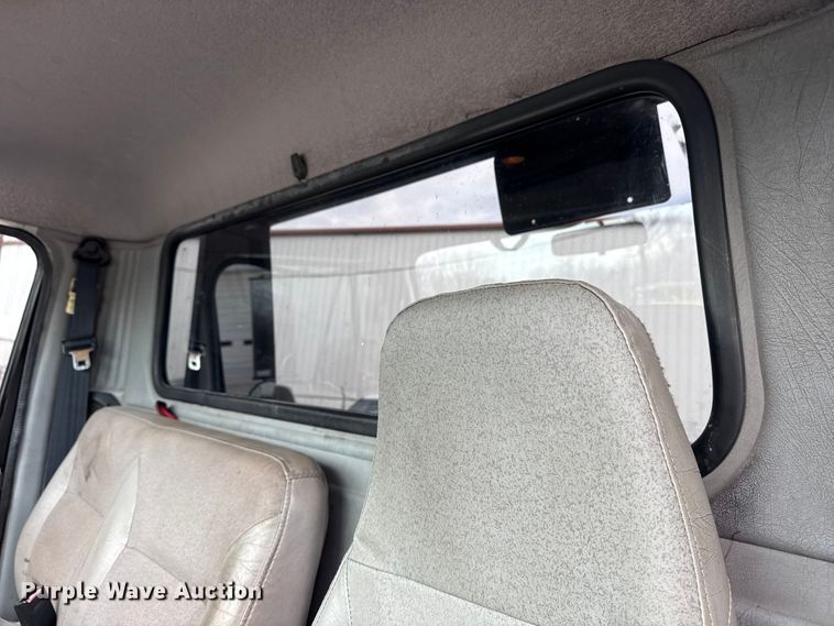 image for item DO8481 1997 International 4700 tow truck