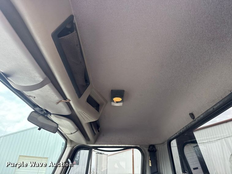 image for item DO8481 1997 International 4700 tow truck