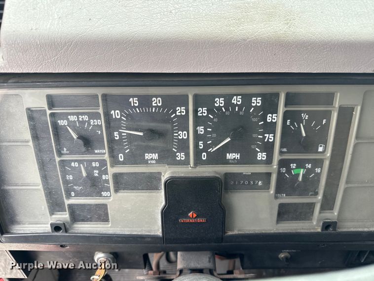 image for item DO8481 1997 International 4700 tow truck