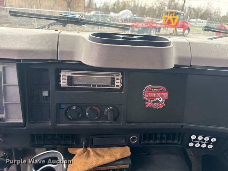 image for item DO8481 1997 International 4700 tow truck