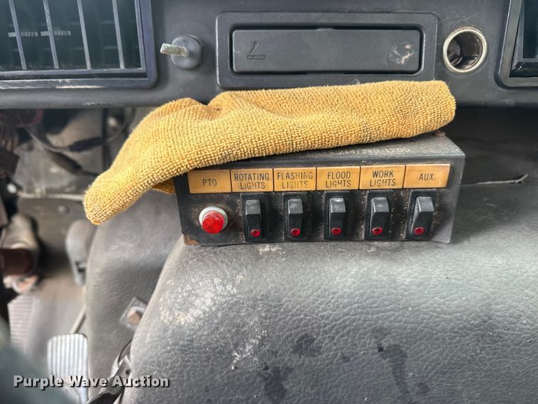 image for item DO8481 1997 International 4700 tow truck