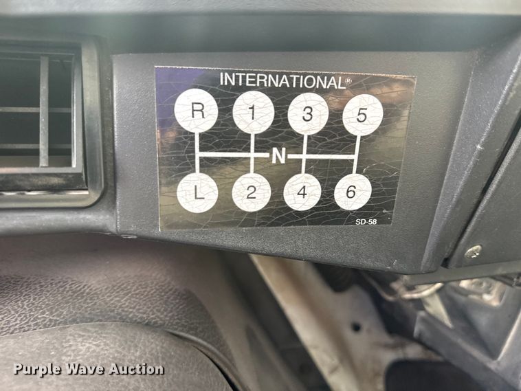 image for item DO8481 1997 International 4700 tow truck