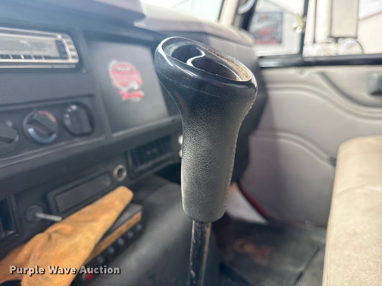 image for item DO8481 1997 International 4700 tow truck