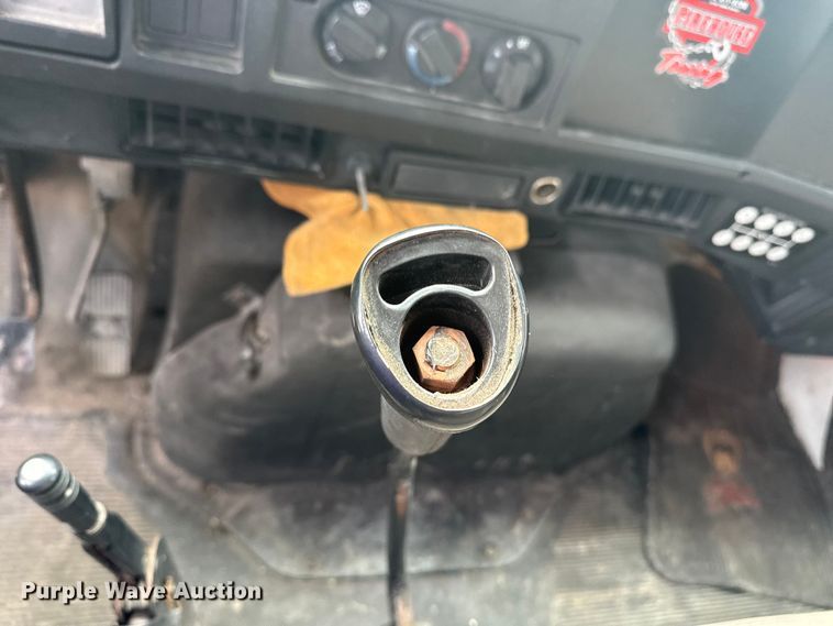 image for item DO8481 1997 International 4700 tow truck