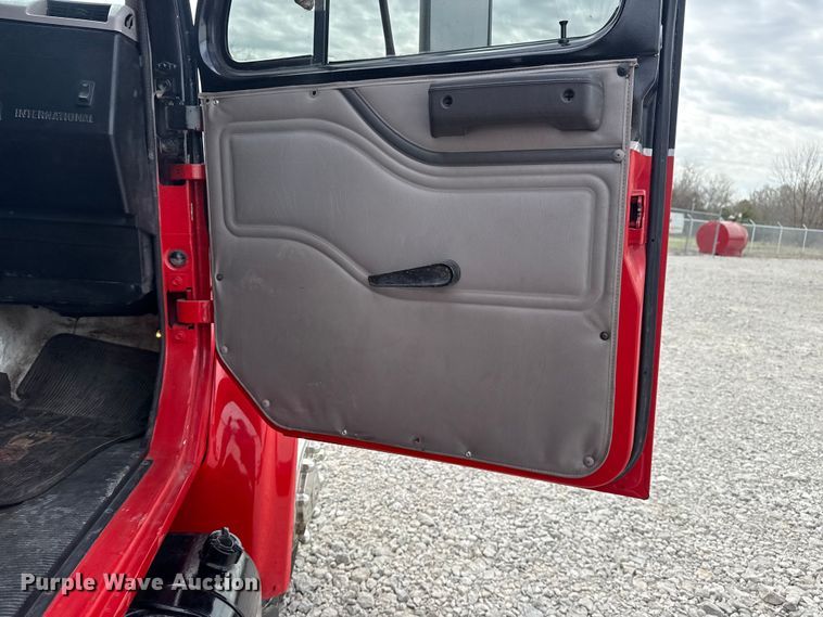 image for item DO8481 1997 International 4700 tow truck