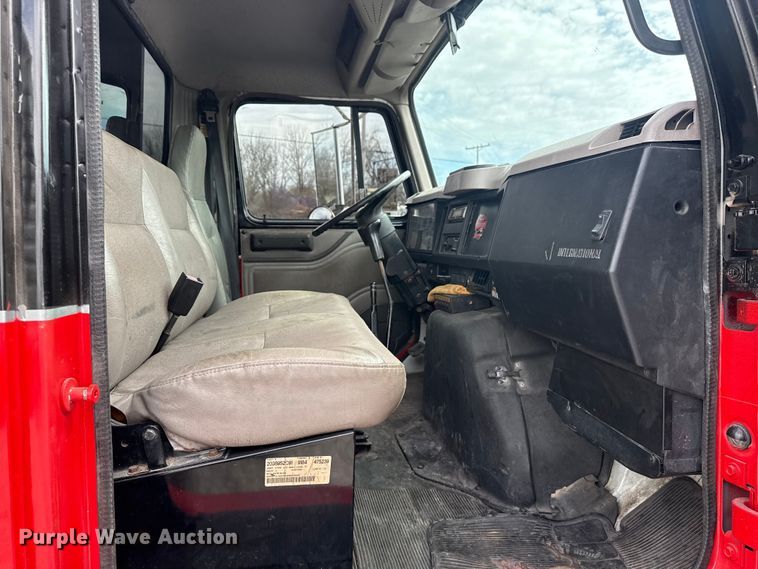 image for item DO8481 1997 International 4700 tow truck