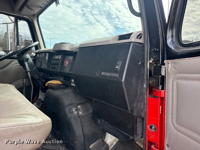 image for item DO8481 1997 International 4700 tow truck